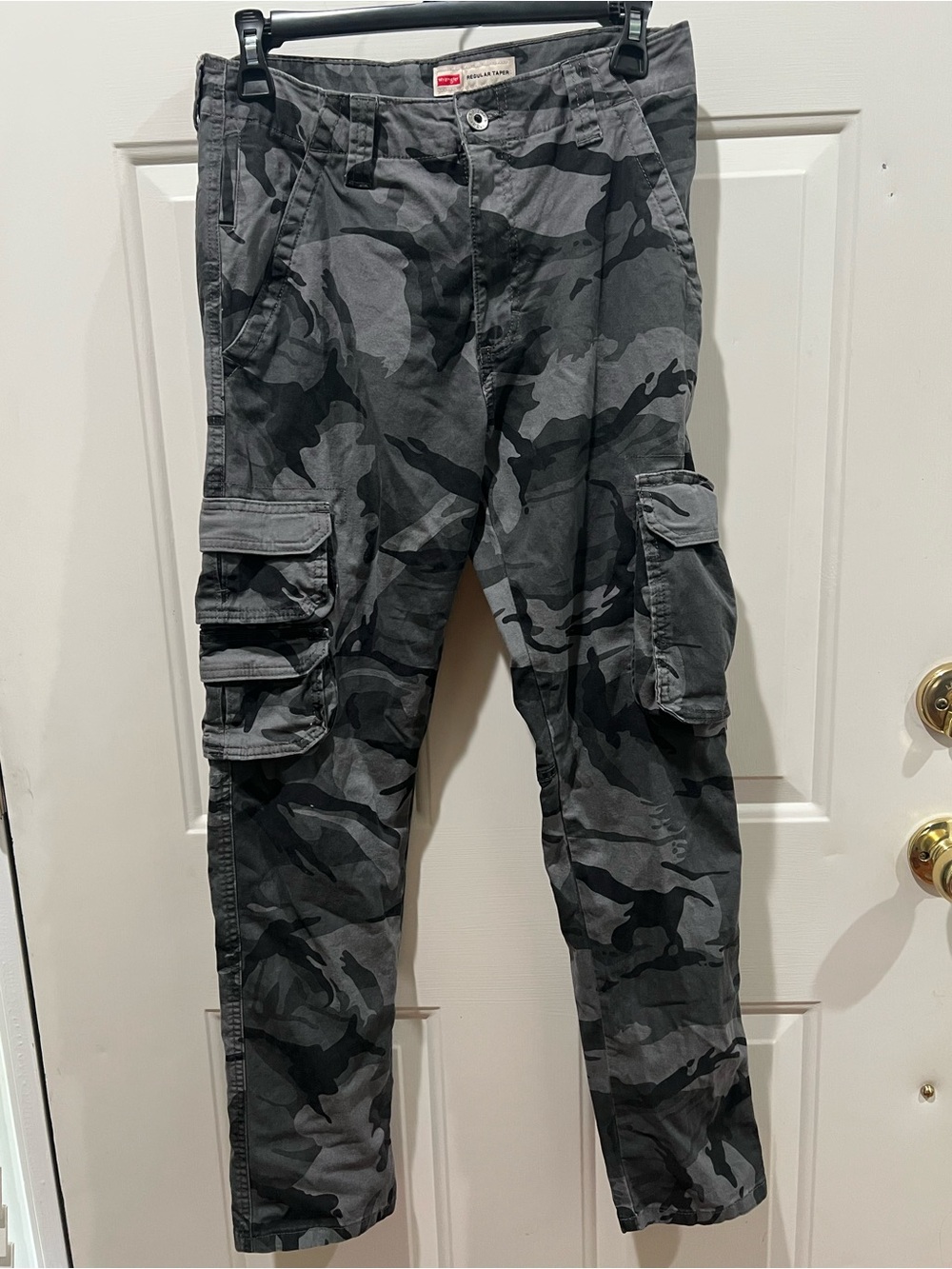 Wrangler Men's Black & Gray Camo Cargo Pants